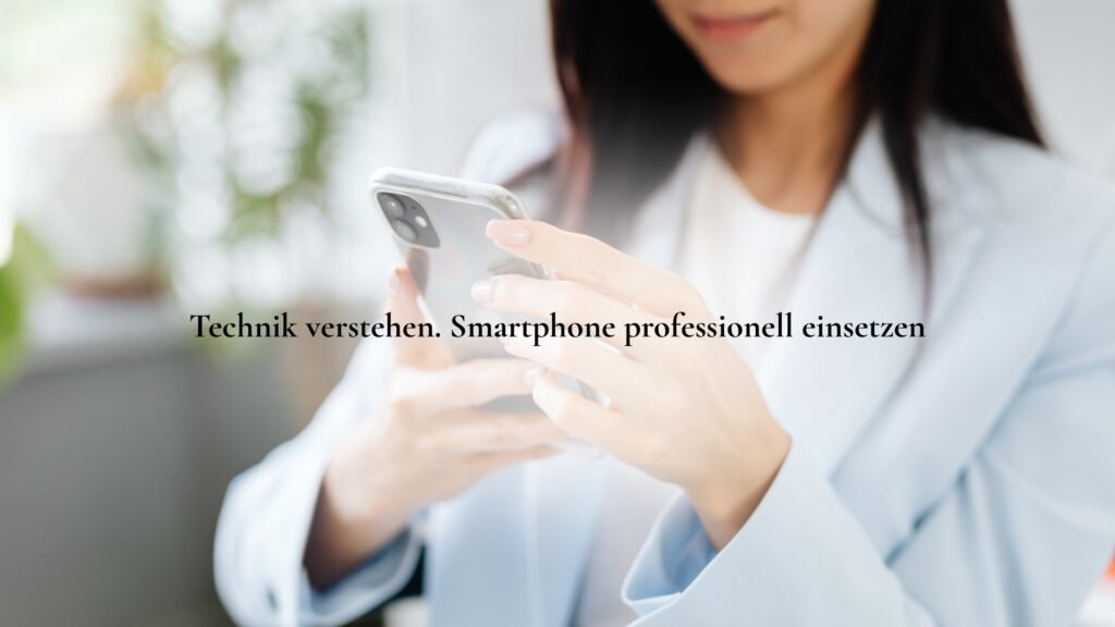 Technik verstehen. Smartphone professionell einsetzen ist der Text auf dem Bild einer Frau mit Handy in der Hand